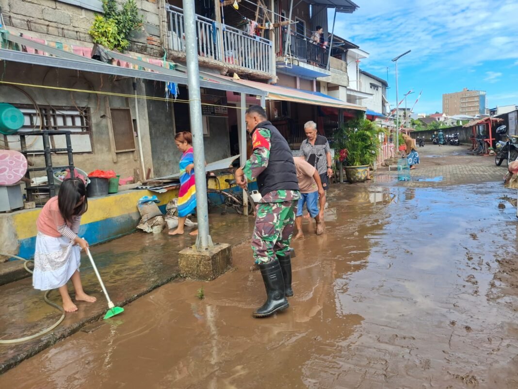 Kepedulian Babinsa Terhadap Warga Pasca Banjir di Manado