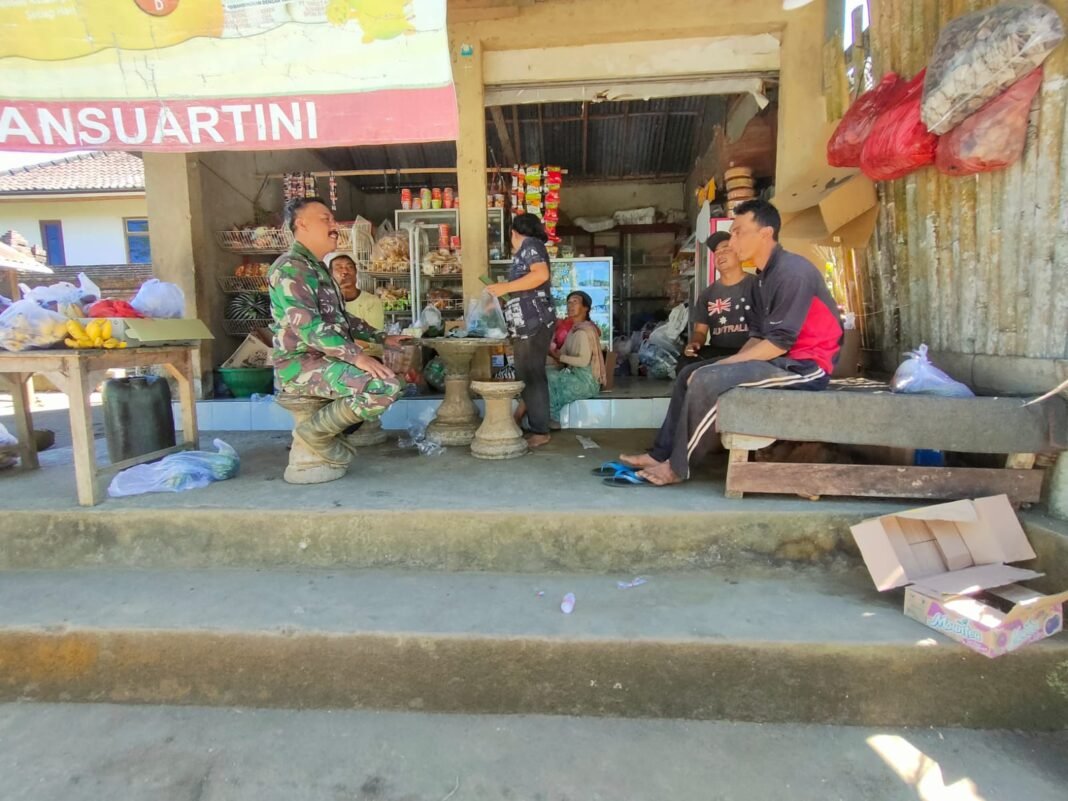 Babinsa Desa Tiga Laksanakan Komsos Bersama Warga untuk Pererat Silaturahmi dan Jaga Kondusivitas Wilayah
