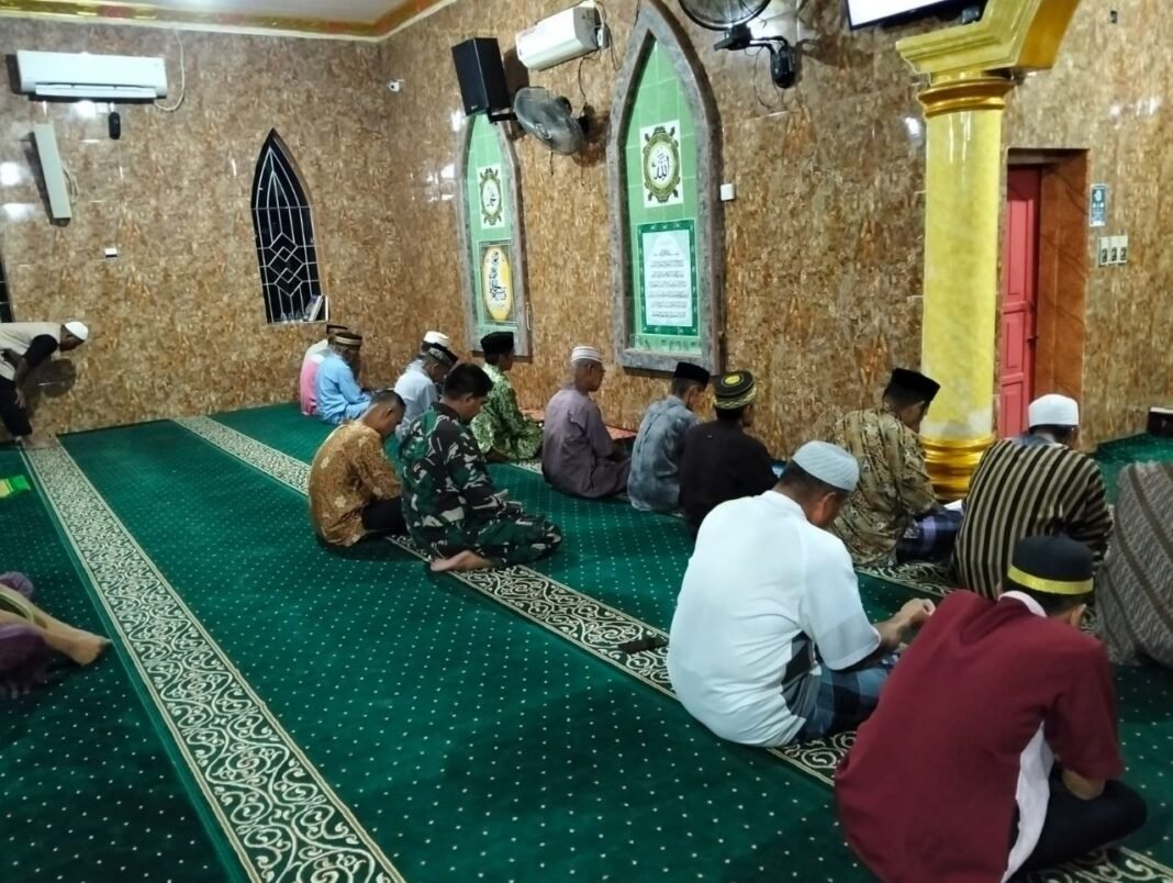 Babinsa Kodim 1404/Pinrang Laksanakan Shalat Subuh Berjemaah demi Kemanunggalan