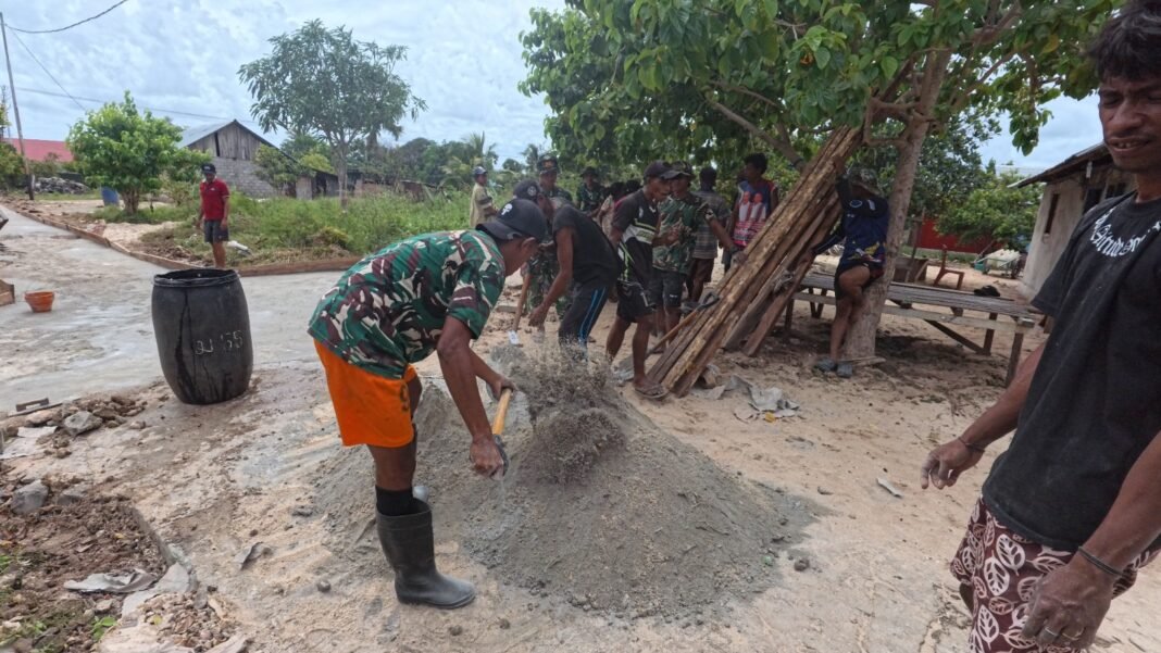 Dipimpin Sertu Reylekahena, Jalan Rabat Beton TMMD Dikebut Hingga 60 Persen