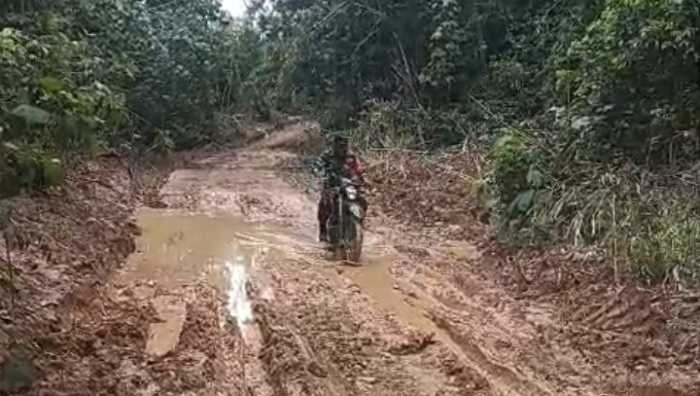 Terobos Jalan Berlumpur, Pasiter Kodim 0405/Lahat Tinjau Akses 2 Km Demi Warga