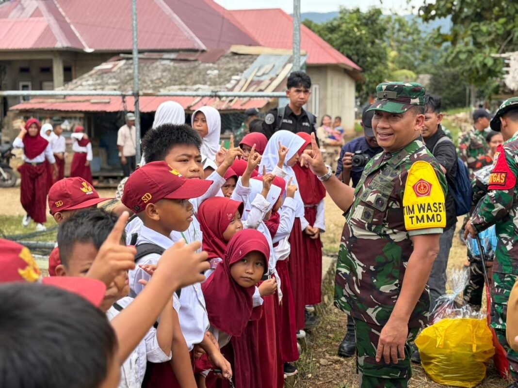 Dari Bingkisan hingga Harapan, TMMD 128 Hadirkan Senyum Anak-Anak Konawe Utara
