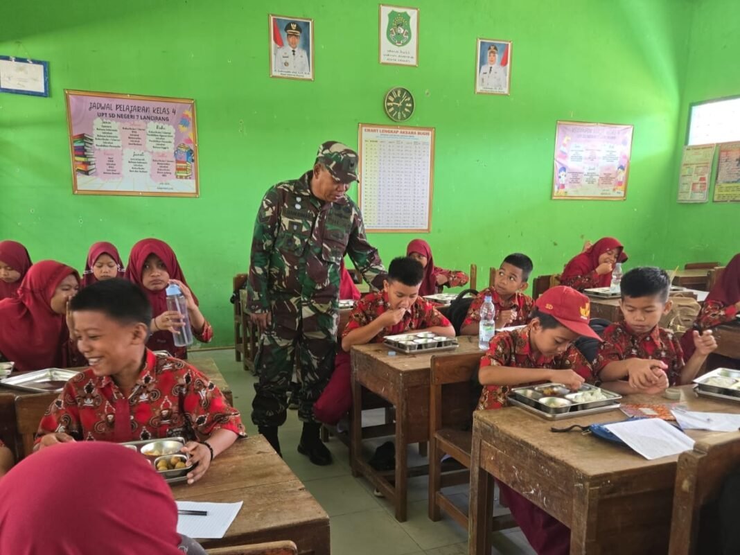 Sinergi TNI dan Pemerintah, Babinsa Sidrap Terima Apresiasi Dalam Penyaluran Makanan Bergizi