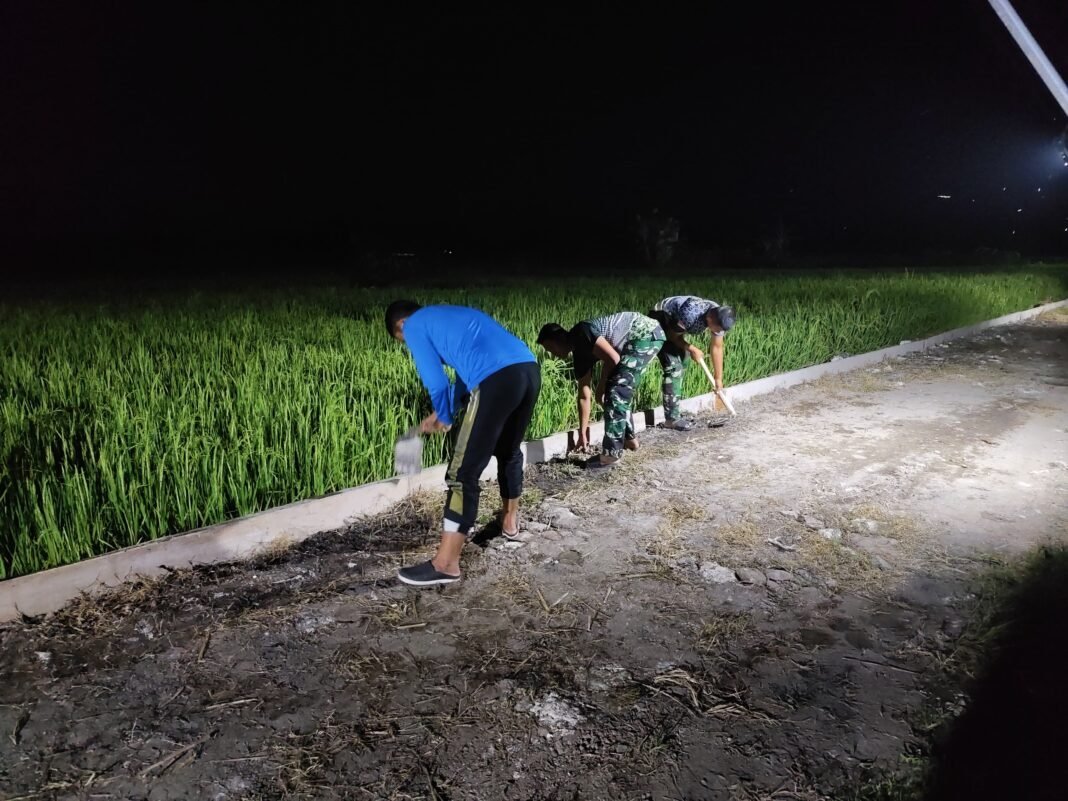 Gotong Royong Warga dan Satgas TMMD 128 Kodim 0817/Gresik di Malam Hari