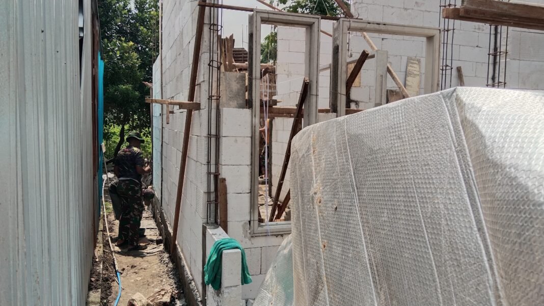 Satgas TMMD 128 Kodim 0817/Gresik Percepat Pembangunan RTLH Milik Warga Desa Slempit