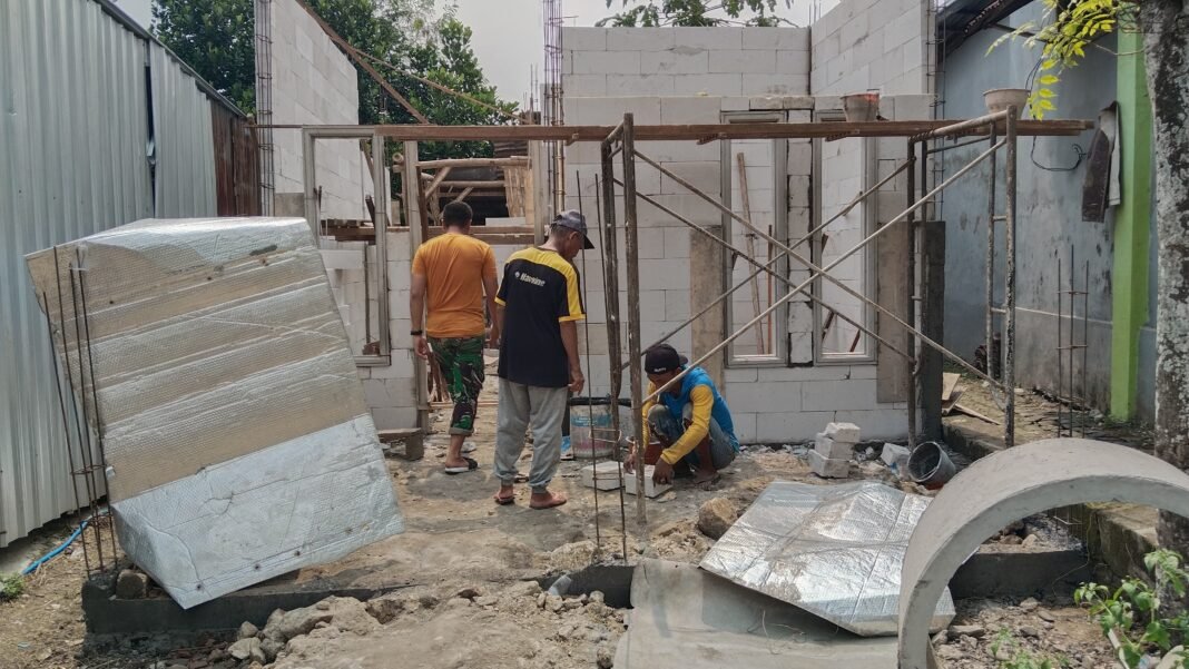 Gotong Royong Renovasi RTLH di Desa Slempit oleh TNI dan Masyarakat