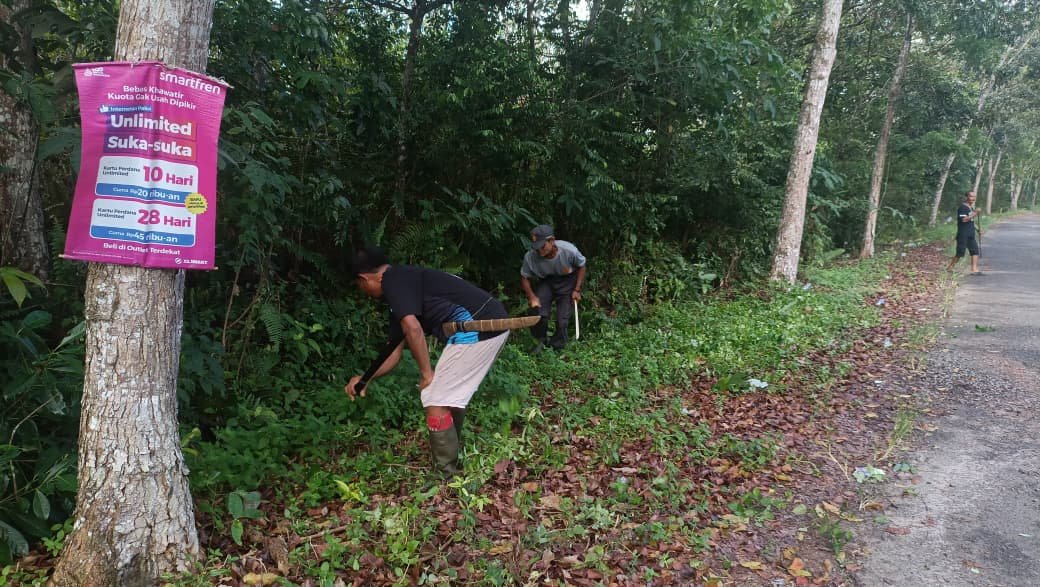 TNI dan Masyarakat Bersinergi dalam Pembersihan Akses Desa Sungai Hijau