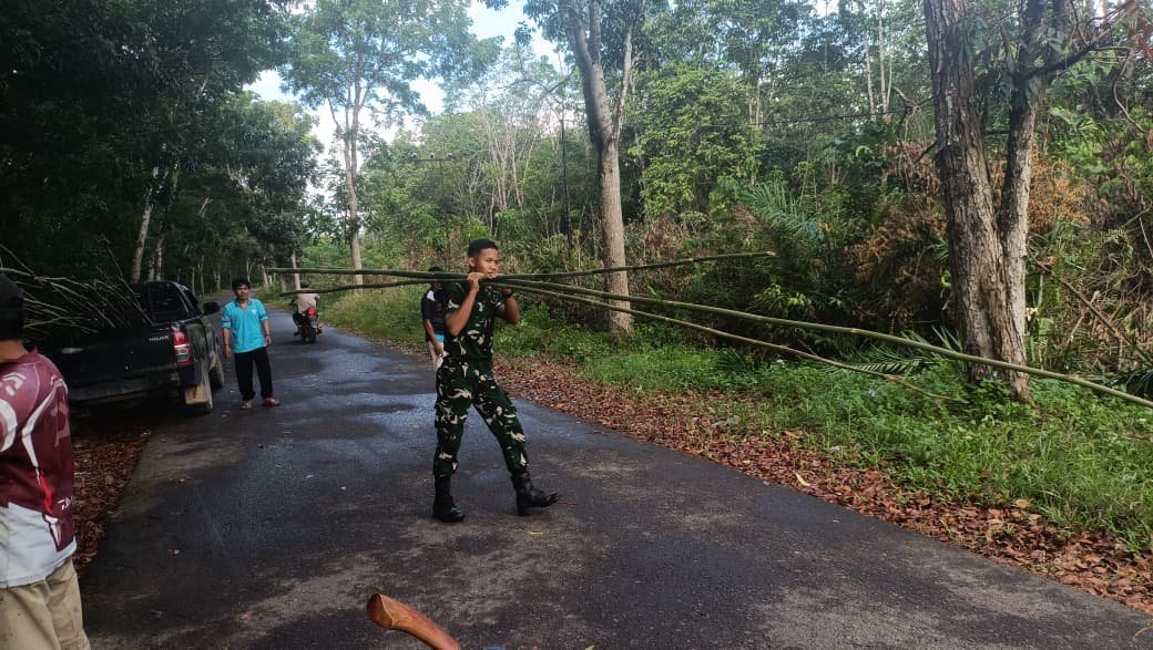 Desa Sungai Hijau Berbenah, Satgas dan Warga Pasang Umbul-Umbul Siap Sambut Wasev