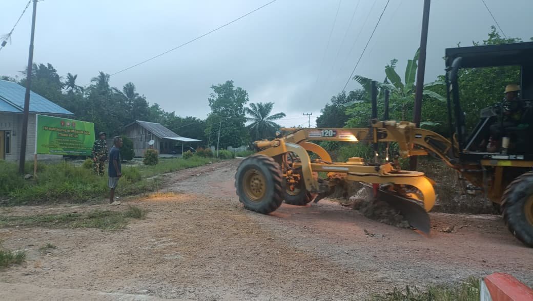 Kemajuan Proyek TMMD 128, Jalan Desa Sungai Hijau Diperlebar