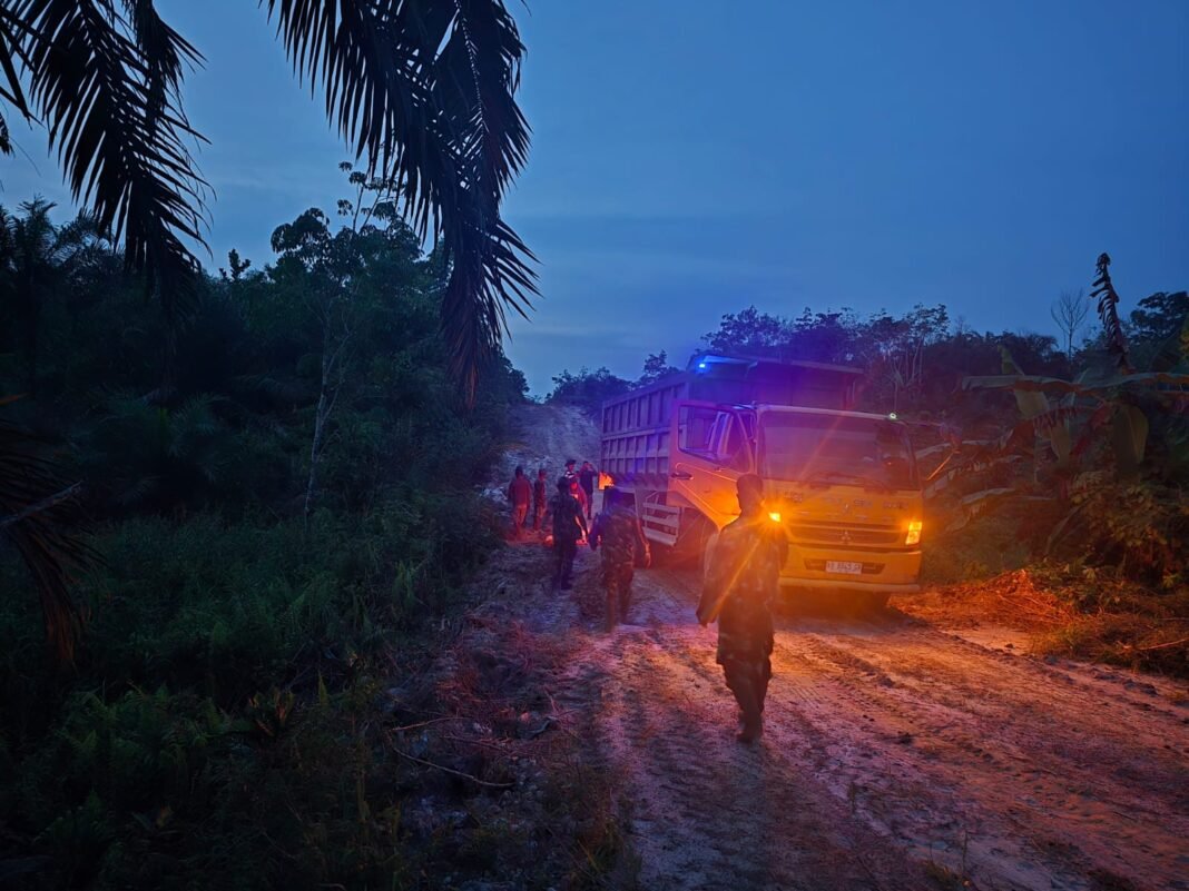 Pembangunan Jalan Dipercepat, Material Batu Dikirim di Malam Hari