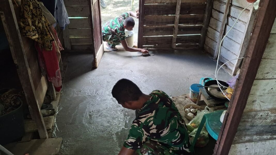 Rumah Warga Kini Dilapisi Lantai Permanen Berkat TMMD