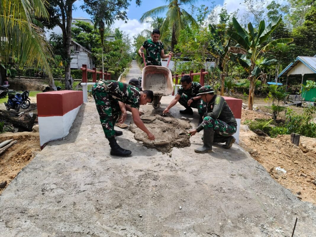 Jembatan Garuda dalam Proses Pengecoran, TNI dan Warga Bersatu