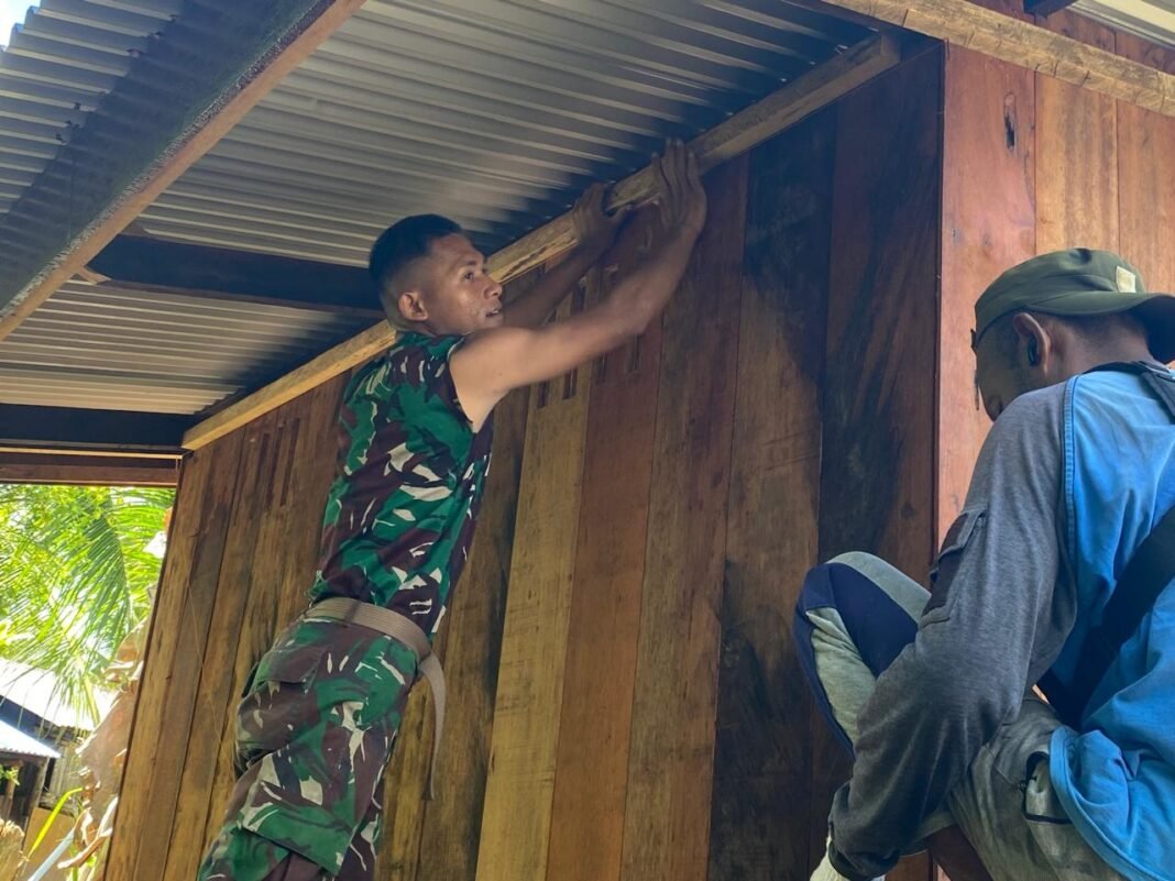 Satgas TMMD Lanjutkan Pemasangan Plafon MCK di Kampung Keakwa
