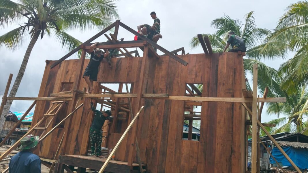 Kolaborasi Pemasangan Rangka Atap Rumah di TMMD Keakwa