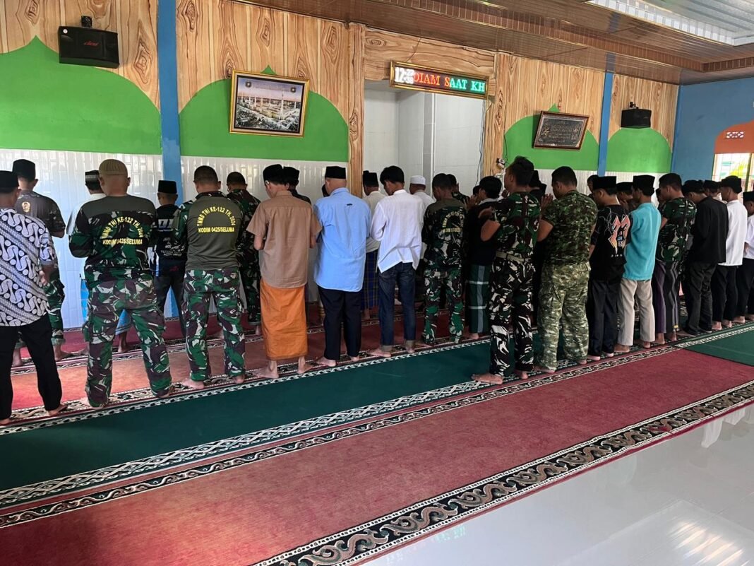 Kegiatan TNI Mempererat Komunikasi Melalui Sholat Bersama