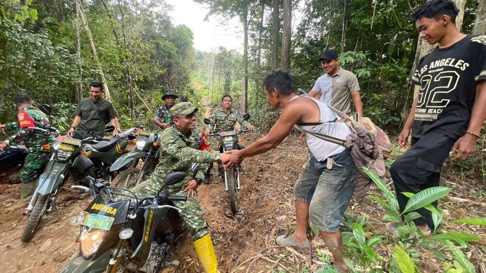 Interaksi Dandim 0405/Lahat dengan Komunitas Lokal Lewat TMMD