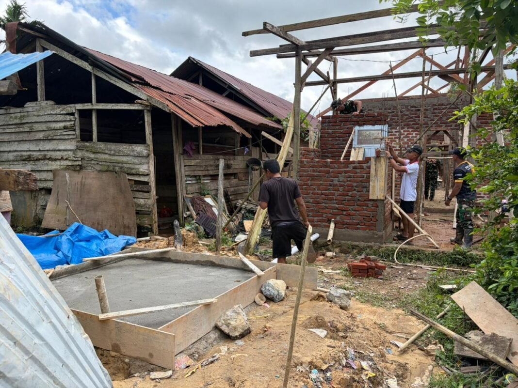 Satgas TMMD dan Warga Kompak Susun Batu Bata MCK Sasaran 3 di Desa Amolame