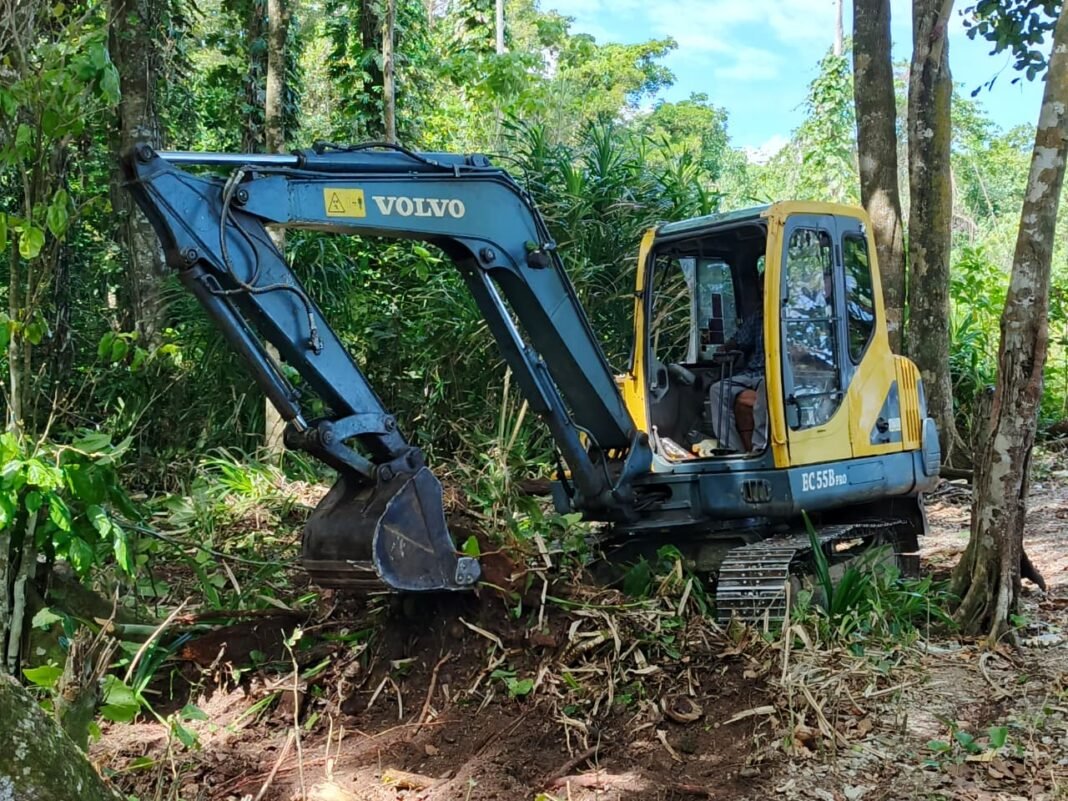 Gotong Royong TNI dan Warga Warnai Pembukaan Lahan Kakao TMMD Ke-128 Kodim 1801/Manokwari