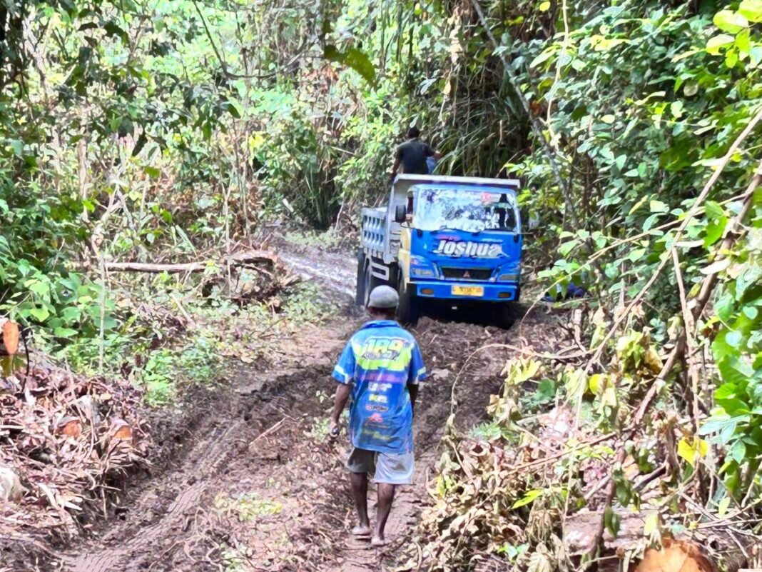 Pengedropan Material Lokal Dipercepat, Satgas TMMD Ke-128 Kodim 1801/Manokwari Kejar Target Pembangunan
