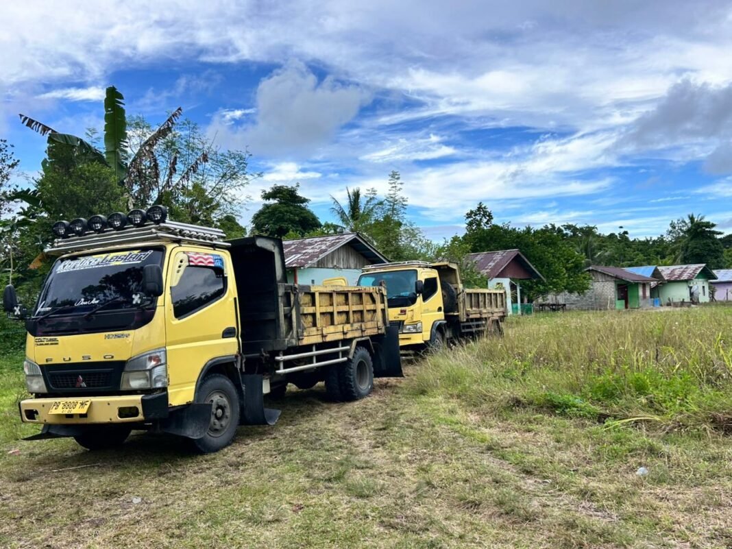 Satgas TMMD dan Warga Gotong Royong Turunkan Material Pembangunan di Tanah Rubuh