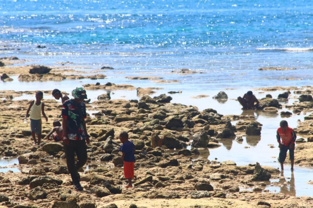Anak-Anak Kampung Tanah Rubuh Asik Cari Ikan Bersama Satgas TMMD Ke-128 Kodim 1801/Manokwari