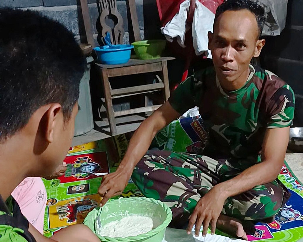 Hangatnya Pelukan Ibu Ani: Penawar Rindu Prajurit TMMD 128 di Desa Slempit