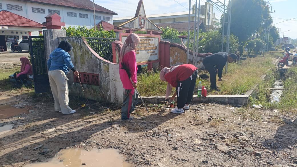 Semangat Gotong Royong Satgas TMMD Tetap Menyala di Tengah Terik Matahari