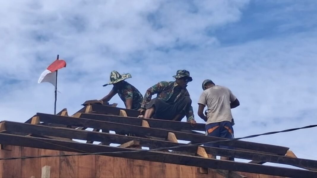 Pemasangan Atap Rumah Membangun Kemanunggalan TNI dan Warga