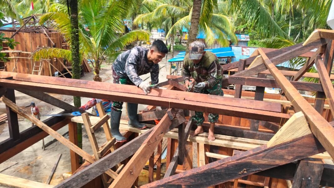 Sinergi TNI dan Warga Dalam Pemasangan Rangka Atap TMMD