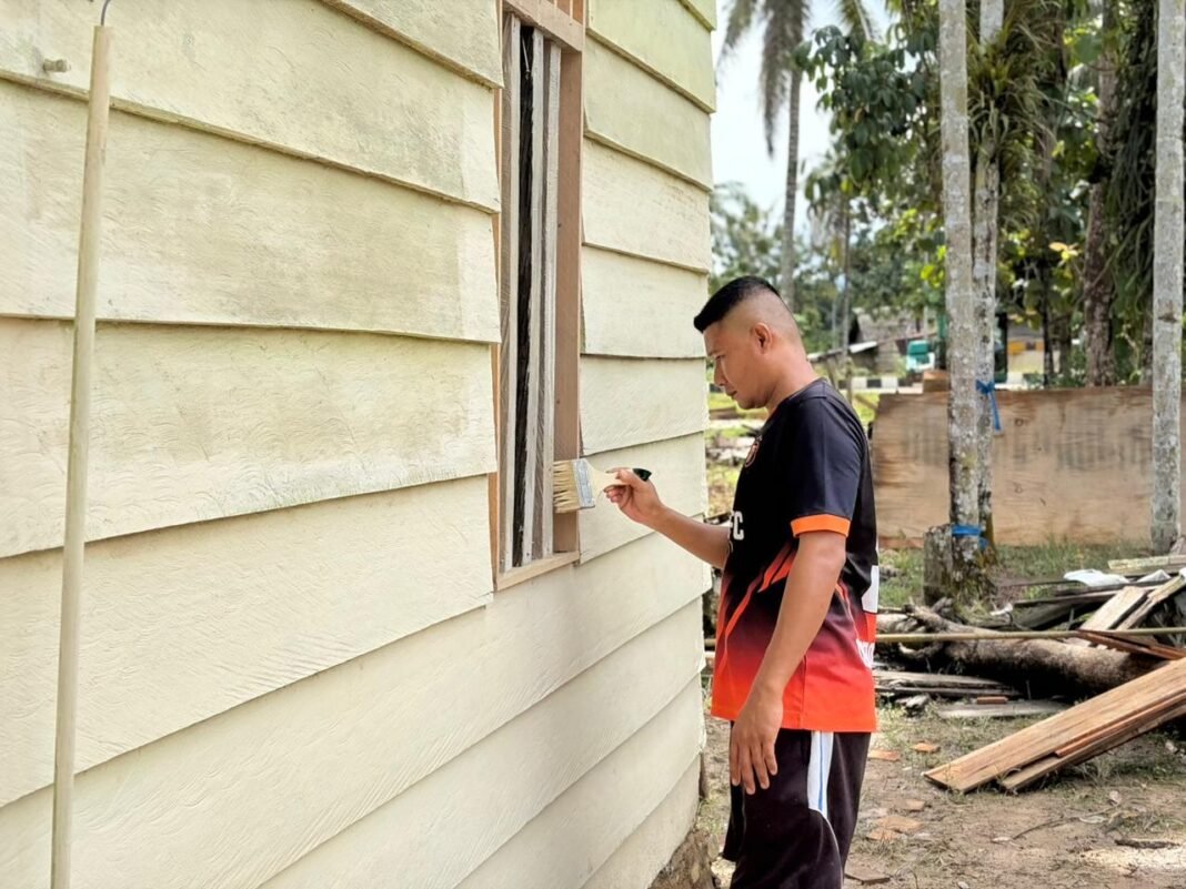 Proses Pengecatan Rumah Bapak Budi Tanda Kemajuan Program TMMD Ke-128