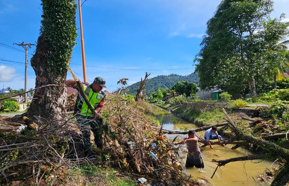 Gotong Royong Babinsa dan Warga Aceh Selatan Perkuat Ketahanan Lingkungan dan Solidaritas Sosial