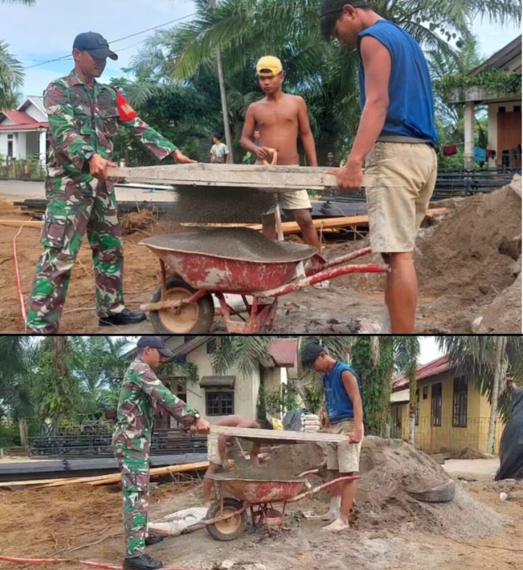 Babinsa Arongan Lambalek Bantu Warga Bangun Rumah, Perkuat Semangat Gotong Royong