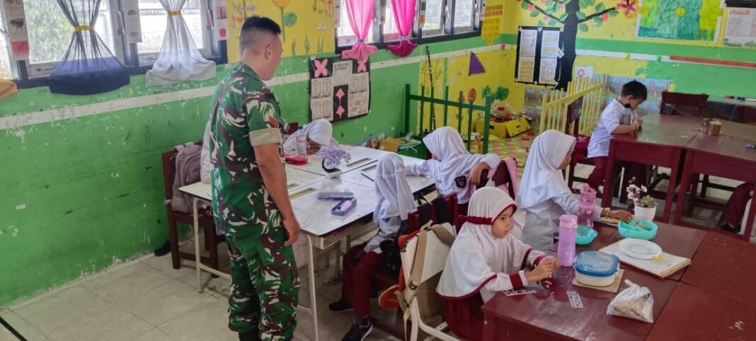 Babinsa Panga Tanamkan Wawasan Kebangsaan dan Cinta Tanah Air kepada Pelajar SDN 1 Panga