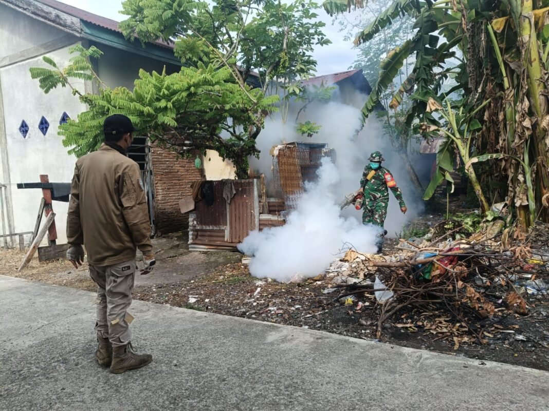 Koramil 04/Sawang Bersama Dinkes Gelar Fogging dan Bagikan Abate Cegah DBD di Aceh Selatan