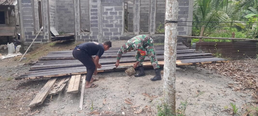 Babinsa Setia Bakti Bantu Bangun Rumah Warga, Wujud Nyata Kemanunggalan TNI dan Rakyat di Aceh Jaya