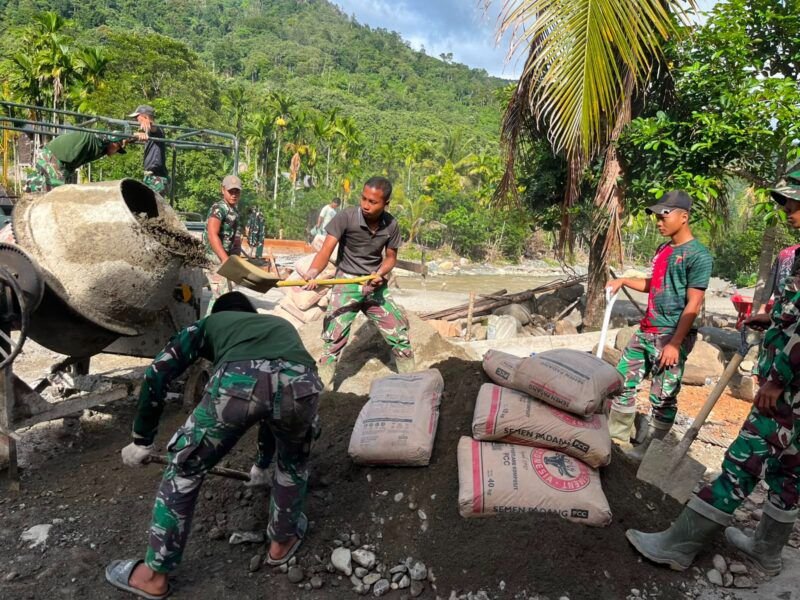 TNI dan Warga Gotong Royong Selesaikan Pengecoran Pondasi Jembatan Gantung Perintis di Nagan Raya