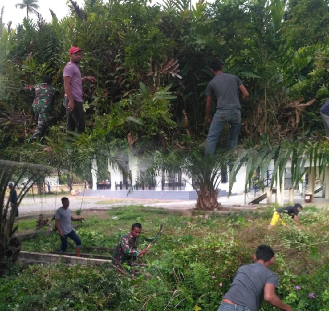 Dukung Lingkungan Sehat dan Asri, Babinsa Koramil 09/Samatiga Gelar Karya Bakti di Masjid