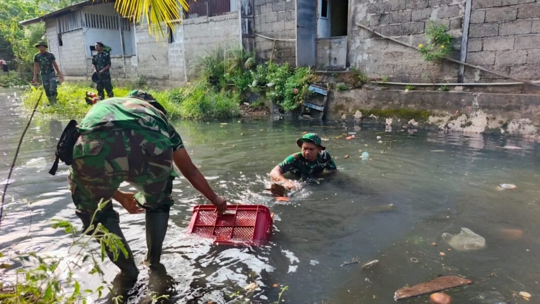 Kodim 0107/Aceh Selatan Tingkatkan Kepedulian Warga Lewat Aksi Bersih Saluran Air
