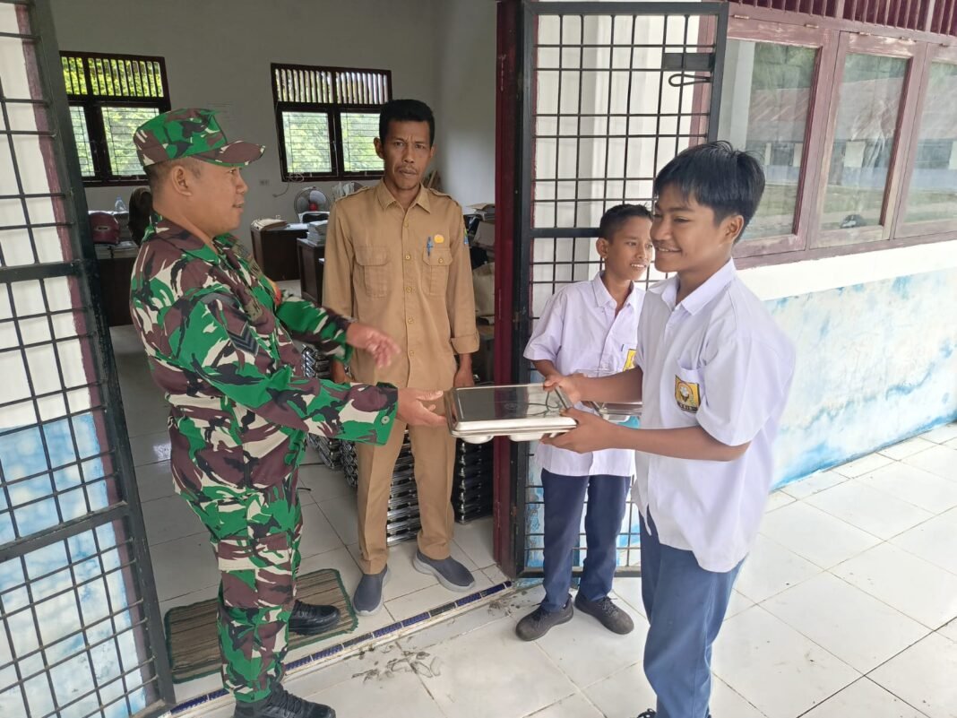 Babinsa Kawal Program Makan Bergizi Gratis di Pasie Raya, 101 Siswa SMPN 1 Terima Asupan Bergizi