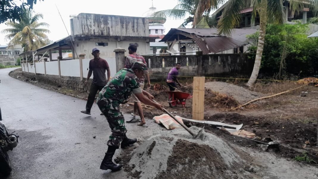 Babinsa Setia Bakti dan Warga Gotong Royong Bersihkan Lingkungan, Perkuat Kemanunggalan TNI-Rakyat