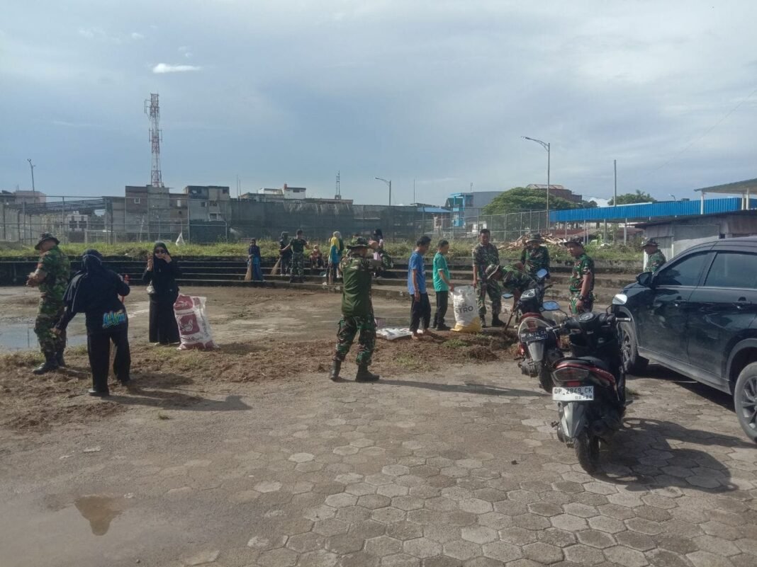 Pembersihan Lingkungan oleh Babinsa dan Warga di Kecamatan Pancarijang