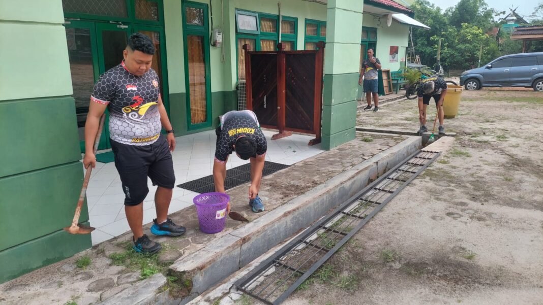 Program Bersih-Bersih Pangkalan oleh Personel Kodim 1015/Sampit