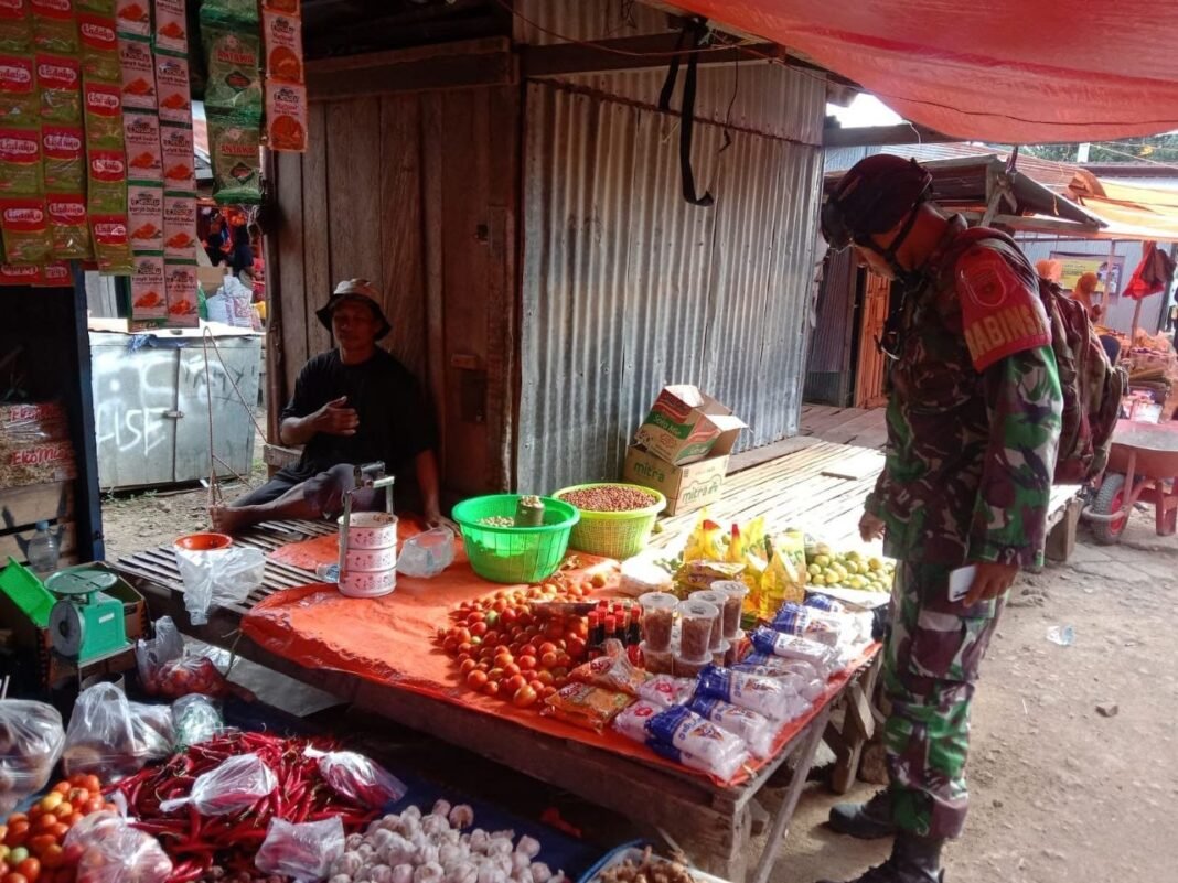Monitoring Sembako di Pasar Sentral Bilokka oleh Sertu Isman