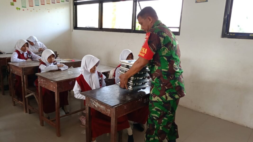Babinsa Kodim 1420/Sidrap Berkontribusi dalam Program Makan Bergizi Gratis