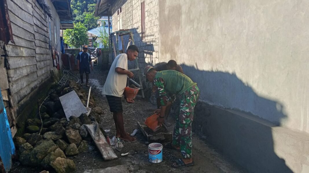 Kegiatan Babinsa dalam Progja Bakti TNI: Plesteran Rumah Warga di Patani
