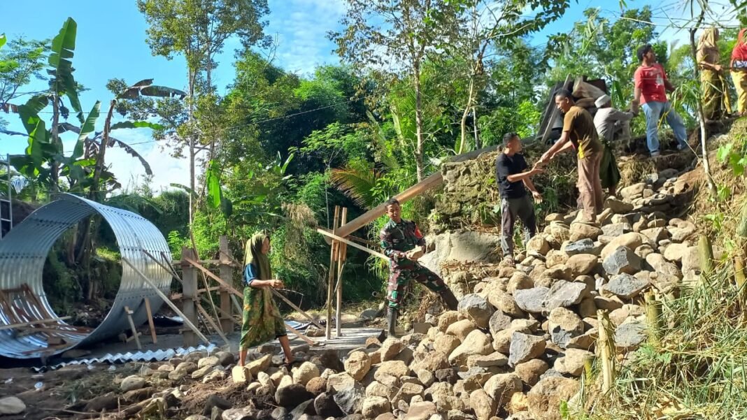 Sinergi TNI dan Warga dalam Pembangunan Jembatan Armco