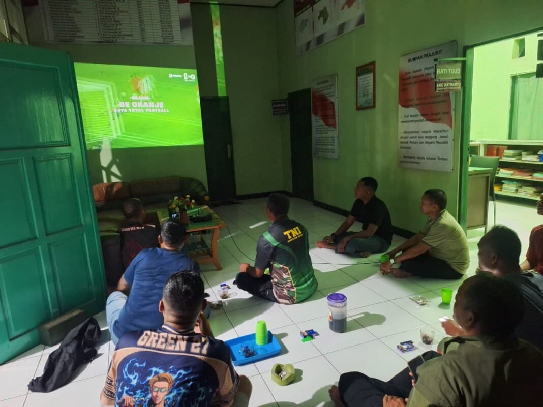 Nonton Bareng Piala Dunia 2026: Babinsa Koramil 1013-03/Teweh Tengah Tunjukkan Soliditas