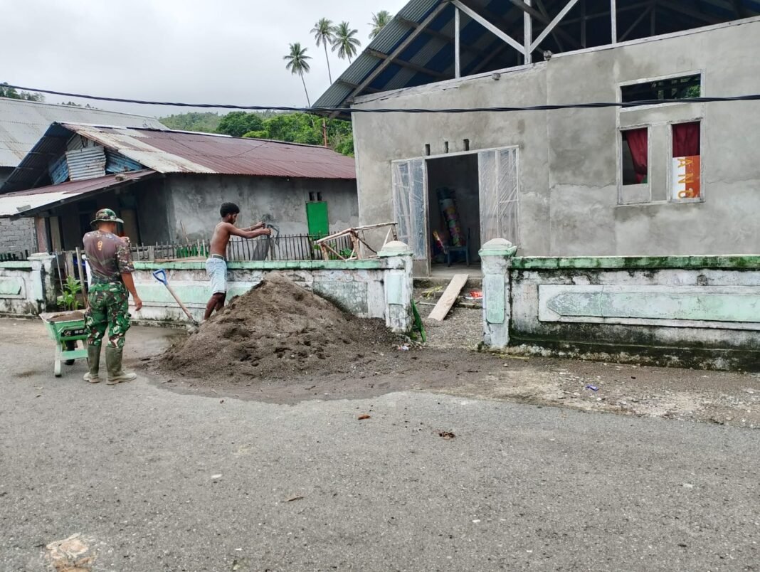 Gotong Royong TNI dalam Membangun Rumah Ibu Nusbia