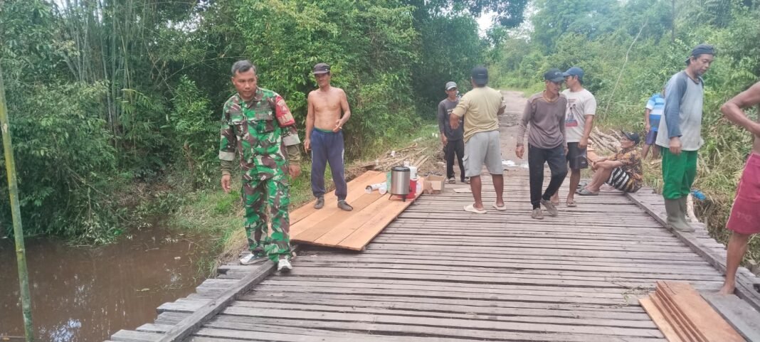 Aksi Gotong Royong Perbaiki Jembatan oleh Babinsa dan Warga
