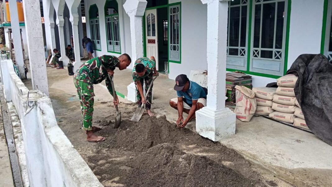 Inisiatif Babinsa Desa Damuli dalam Pemasangan Keramik Masjid